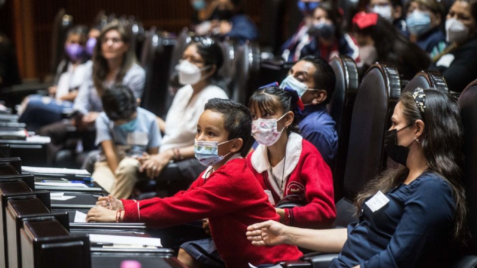 Padres y niños acudieron a la Cámara de Diputados.