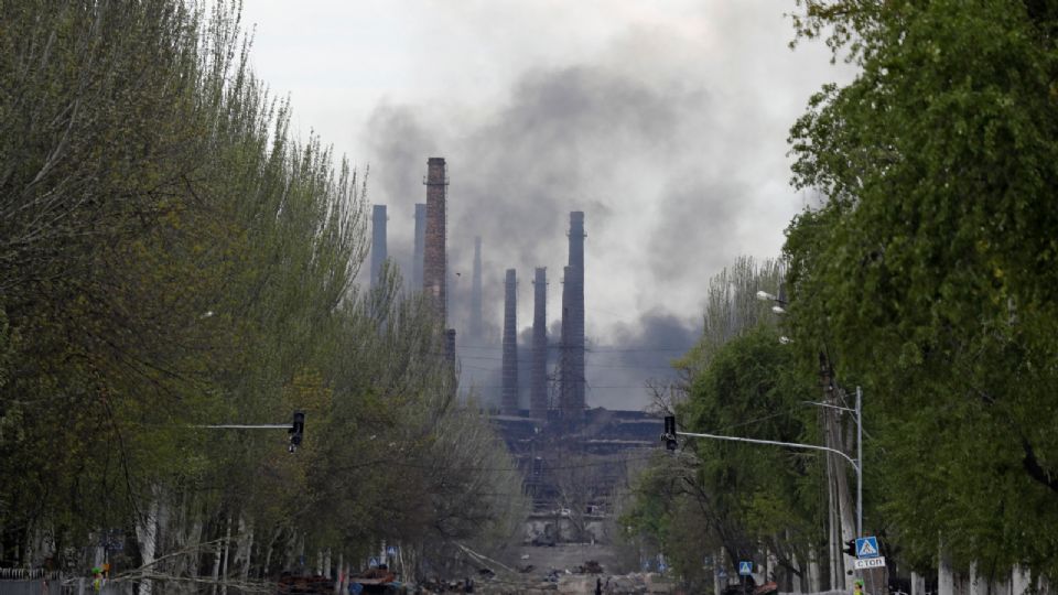 Humo tras los ataques rusos en la acería de Azovstal en Mariúpol.