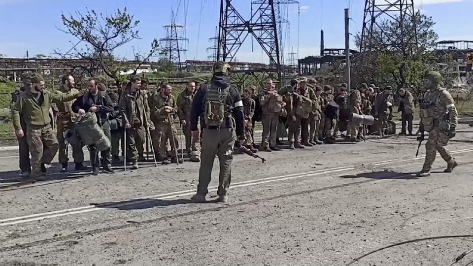 Soldados ucranianos rendidos en la planta acera de Mariúpol