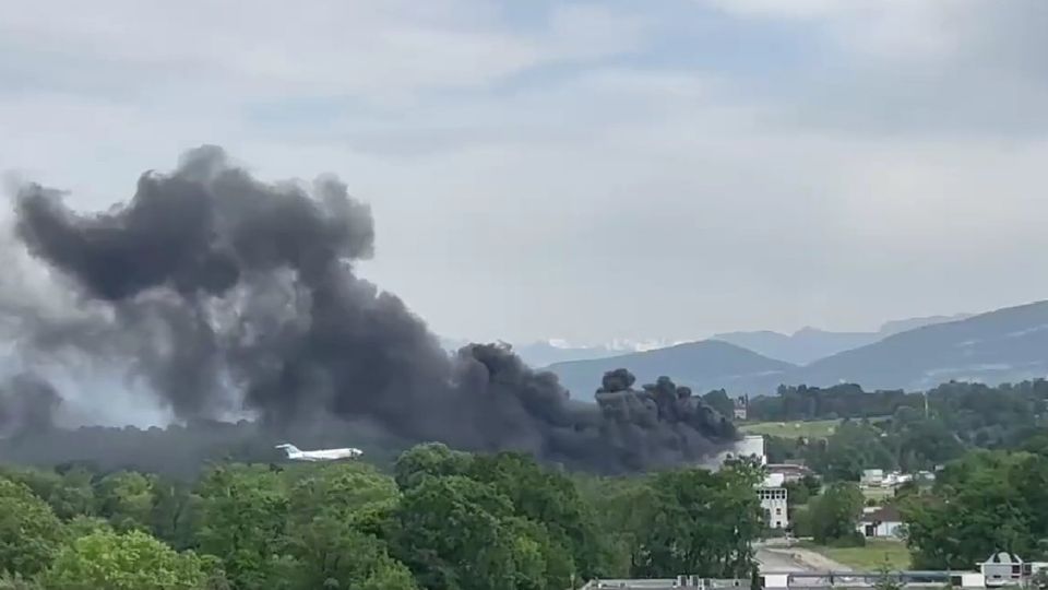 El incendio y explosiones se dieron en un edificio contiguo al aeropuerto de Ginebra, Suiza.