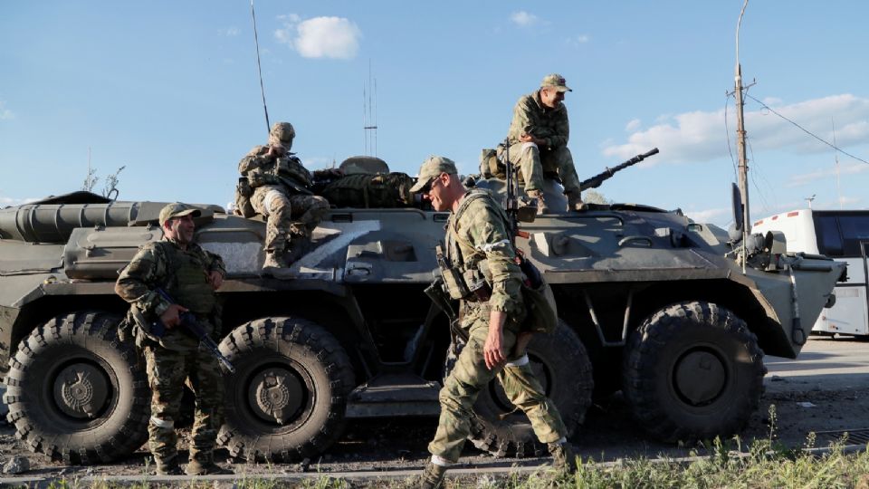 Militares prorrusos esperan antes de la evacuación de los soldados ucranianos heridos en Azovstal