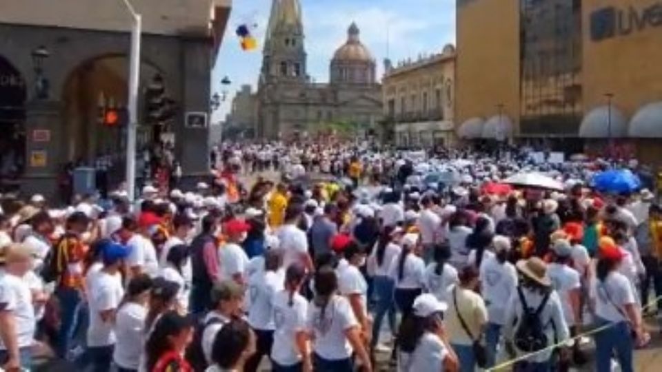 Estudiantes y miembros de la comunidad de la Universidad de Guadalajara marchan en defensa de la autonomía.