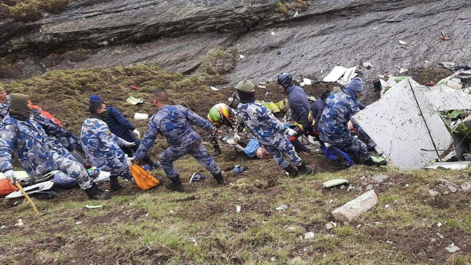 Equipos de rescate participan en la recuperación de cuerpos en la montaña