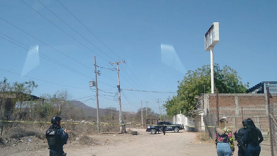 Policías estatales vigilan la zona donde fue asesinado el periodista Luis Enrique Ramírez en la ciudad de Culiacán