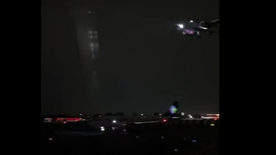 En redes circula un video donde se alerta sobre un posible incidente entre aterrizaje y despegue de aviones en el AICM.