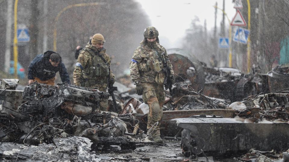 Soldados caminan entre los escombros tras un bombardeo ruso
