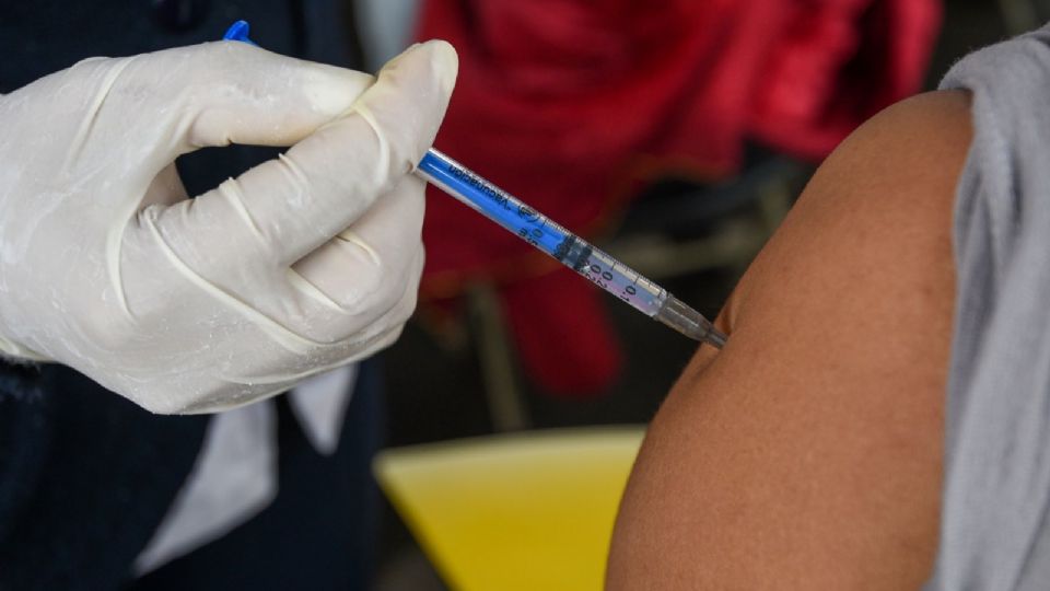 Vacunación contra COVID-19 en 35 módulos regionales en el Estado de México a rezagados mayores de 18 años.