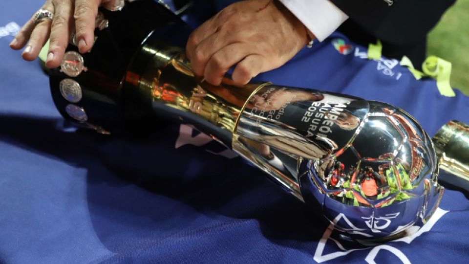 El trofeo del Clausura 2022 que fue entregado a Atlas en el Estadio Hidalgo.