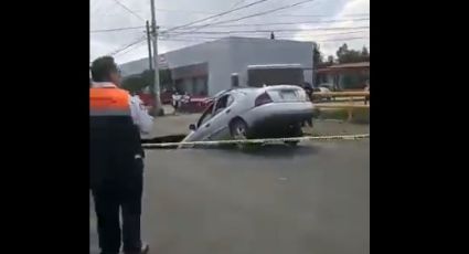 Auto cae en socavón en avenida Siervo de la Nación
