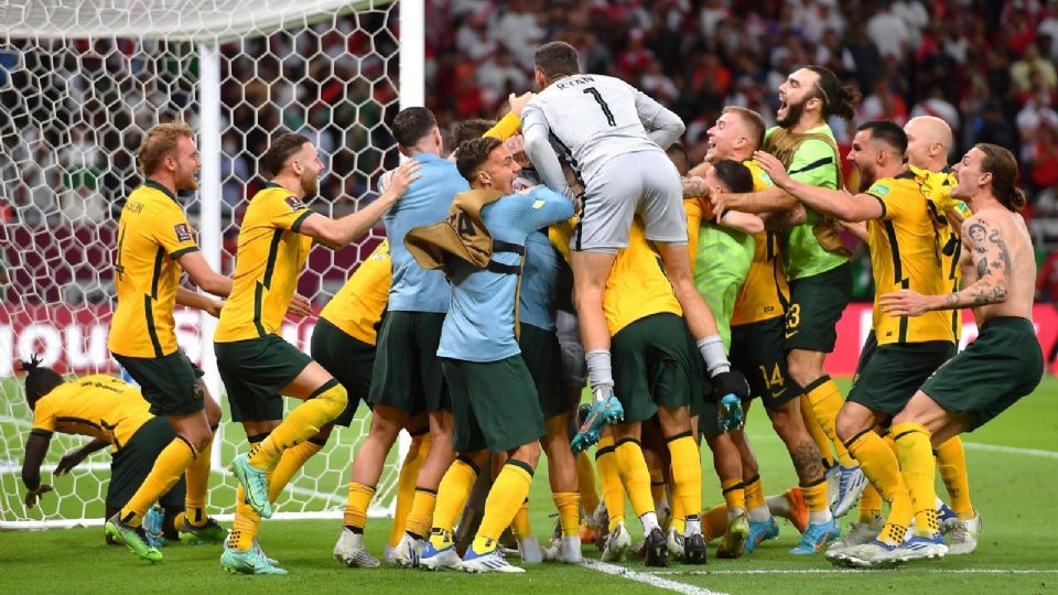 La selección de Australia celebra su pase al Mundial de Qatar 2022, después de vencer a Perú en penales.