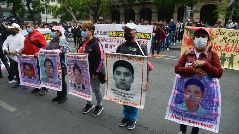 Protesta de familiares, amigos y población por los 43 normalistas de Ayotzinapa