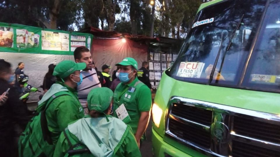 Policías bancarios de la SSC apoyan al personal del INVEA para la inspección de autobuses.