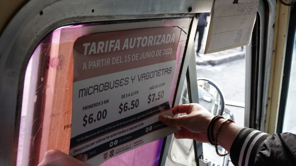 Trabajadoras de la Secretaria de Movilidad colocaron stickers con el precio de las nuevas tarifas en los camiones de la Ruta 14 en la Cetram del Metro Constitución.