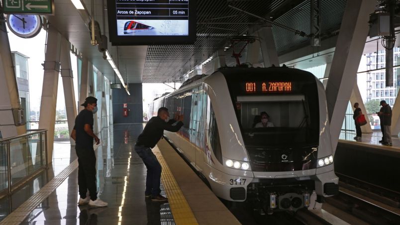 Dos hombres intentaron robar a los usuarios del Tren Ligero de Guadalajara