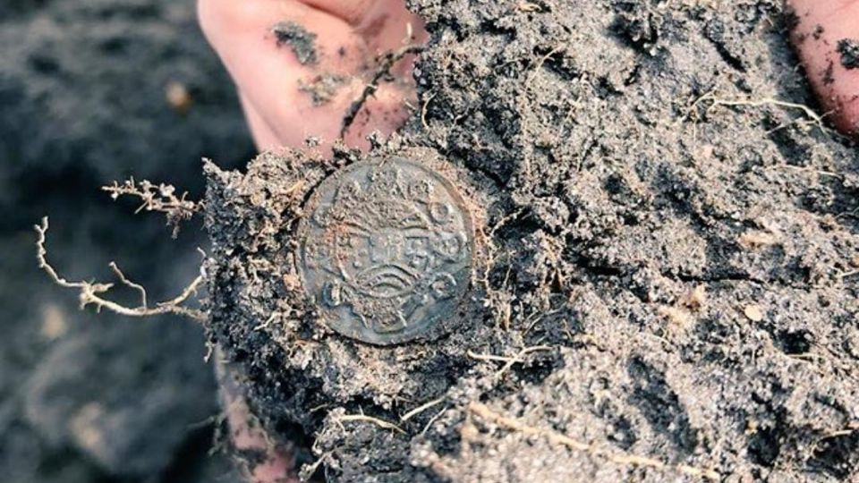 Hallazgo de monedas pertenecientes a un rey vikingo de la Era de Hierro.