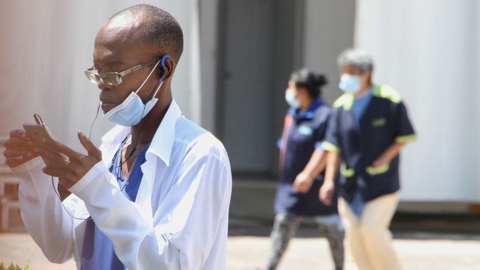 Médico cubano apoyando durante la pandemia de Covid en México.