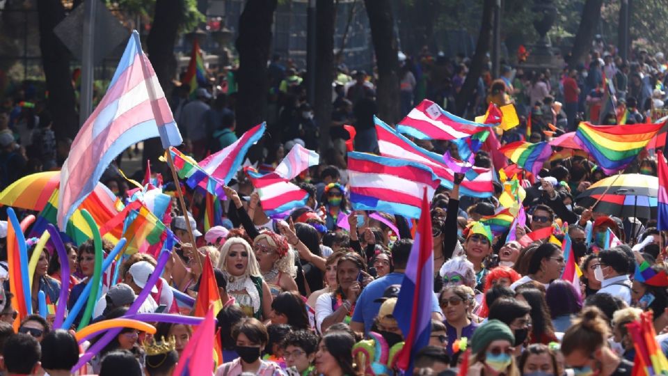 Personas de la comunidad LGBTTTIQ+ asisten a la marcha del orgullo en Ciudad de México