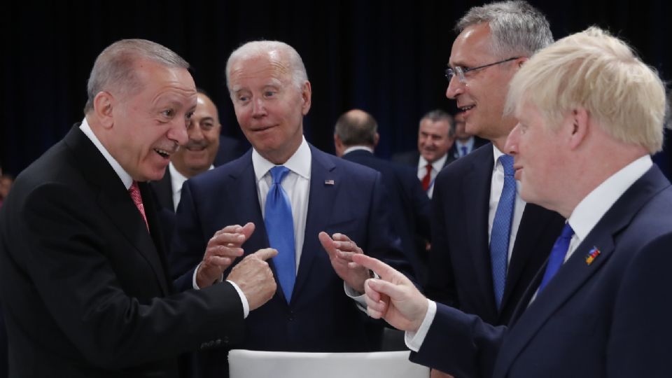 El presidente de Turquia, Recep Tayyip Erdogan, conversa con el primer ministro británico, Boris Johnson, ante el presidente estadounidense Joe Biden.