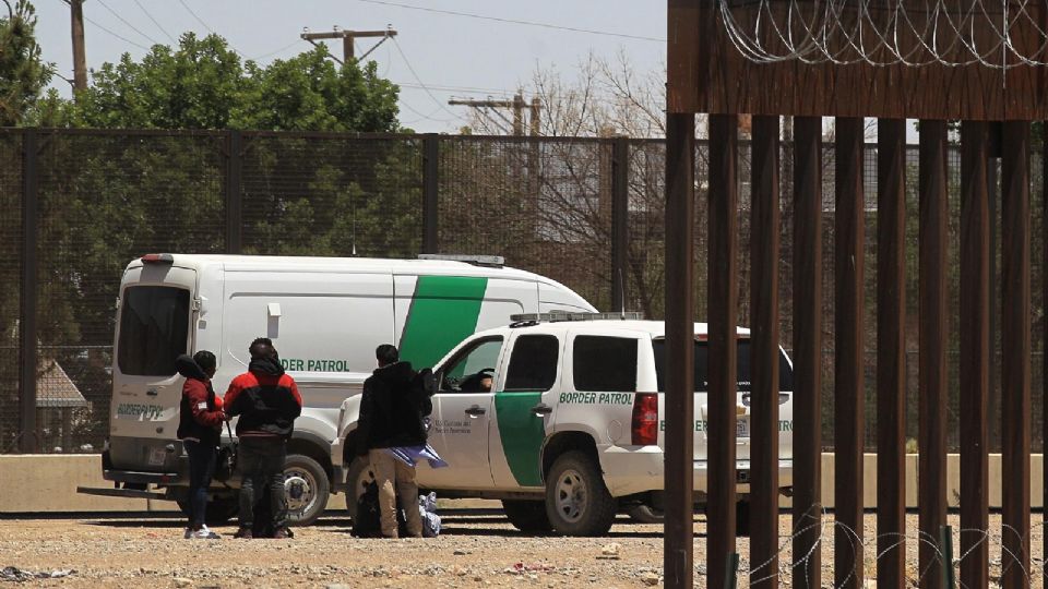 Una familia de migrantes haitianos cruzan de manera ilegal la frontera norte el 24 de mayo de 2022, en ciudad Juárez, Chihuahua, México.