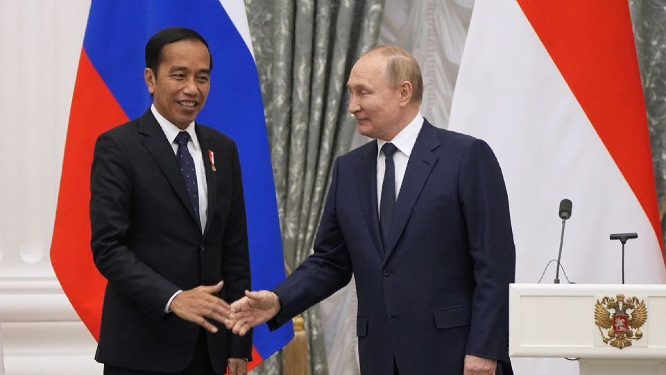 El presidente de Indonesia, Joko Widodo con Vladimir Putin, mandatario ruso