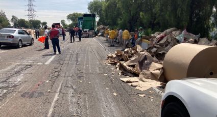 Camión que transportaba rollos de papel vuelca en la México-Cuernavaca