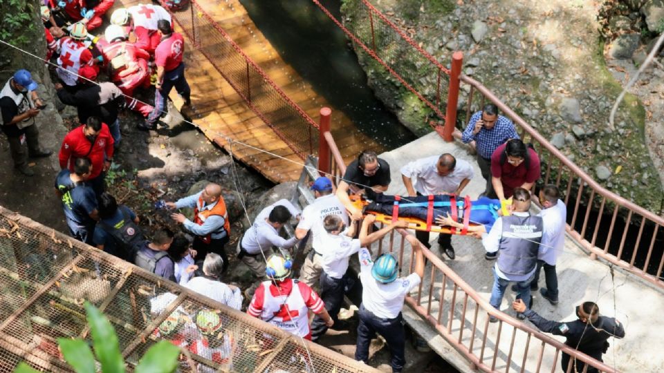 Un puente en Cuernavaca cae y salen lesionado el alcalde y su esposa.