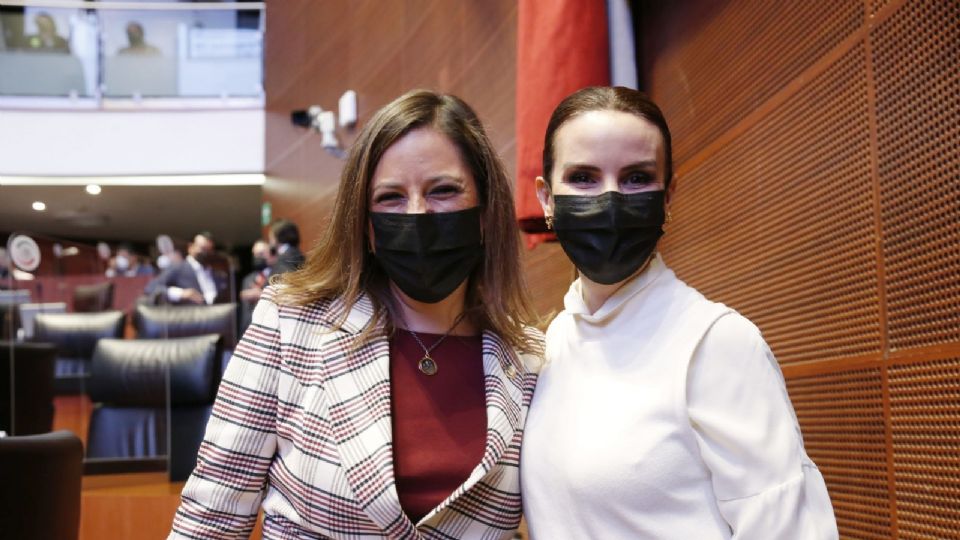 Las senadoras Gina Andrea Cruz Blackledge y Nancy de la Sierra durante la sesión en el Senado.