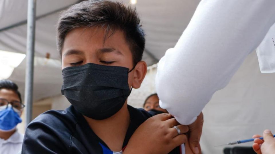 Niño que recibe su vacuna contra COVID-19 en la Ciudad de México.