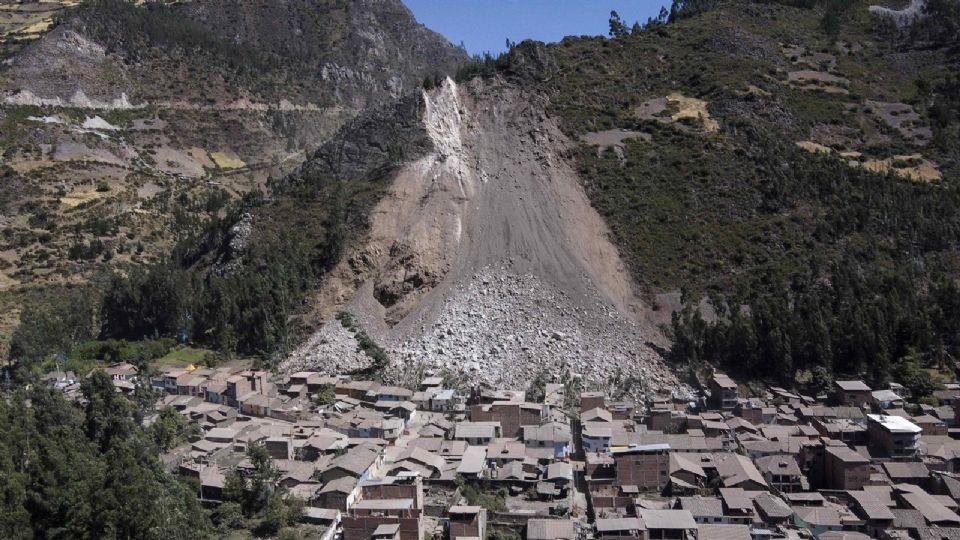 Un deslizamiento de tierra en Perú dejó al menos un herido.