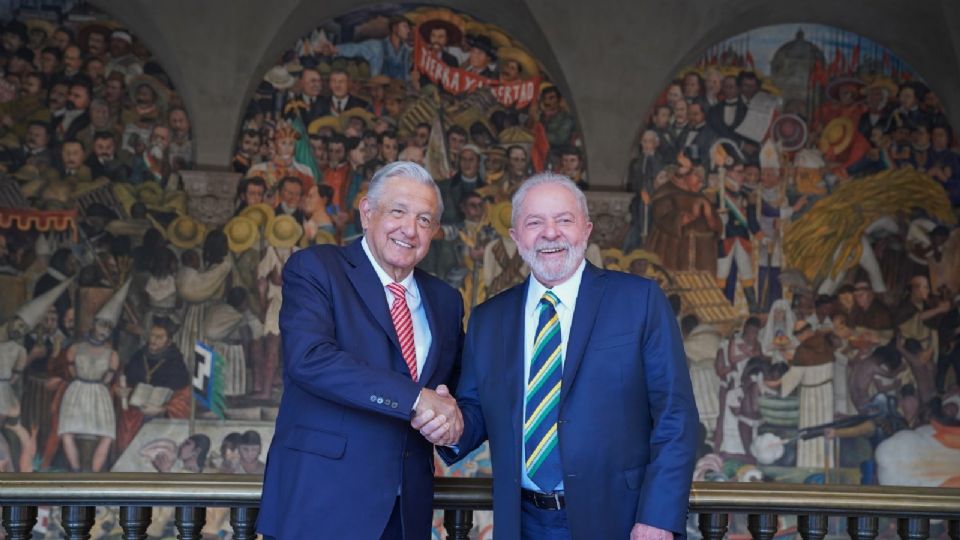 Andrés Manuel López Obrador, Presidente de México, y Luiz Inácio Lula da Silva, ex Presidente de Brasil, se saludan en los pasillos de Palacio Nacional.