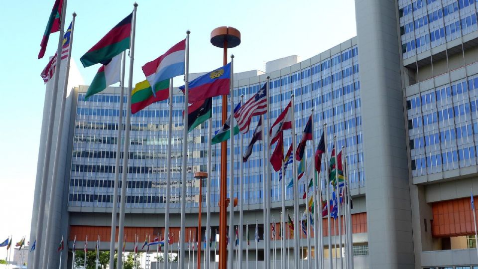 Banderas afuera de oficina ONU