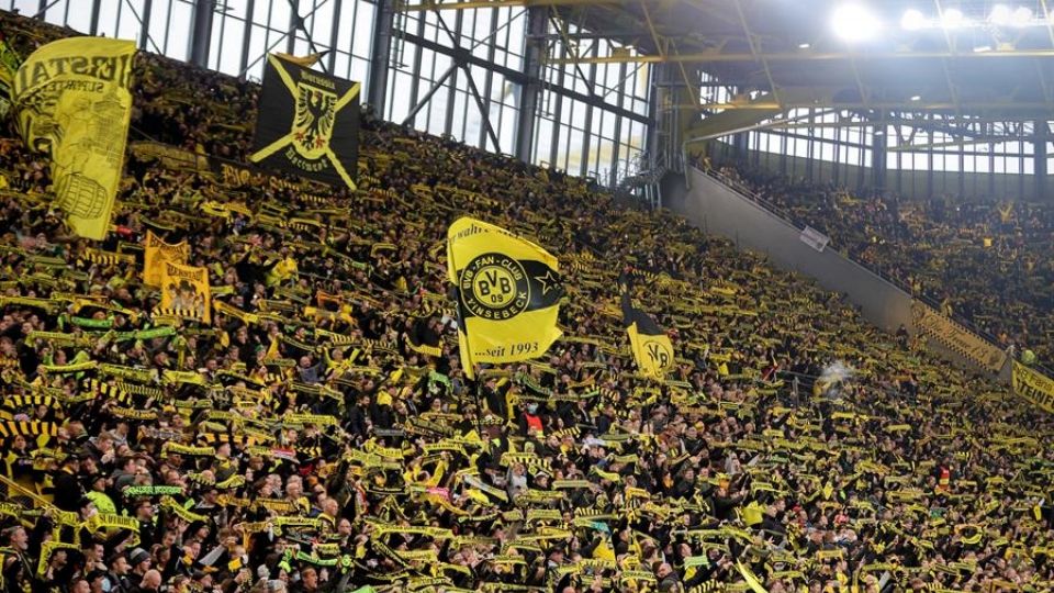 Aficionados del Dortmund en un partido en el  Signal Iduna Park.