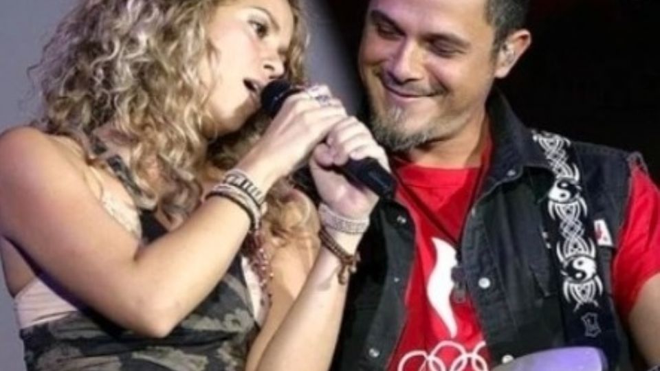 Shakira y Alejandro Sanz durante un concierto.
