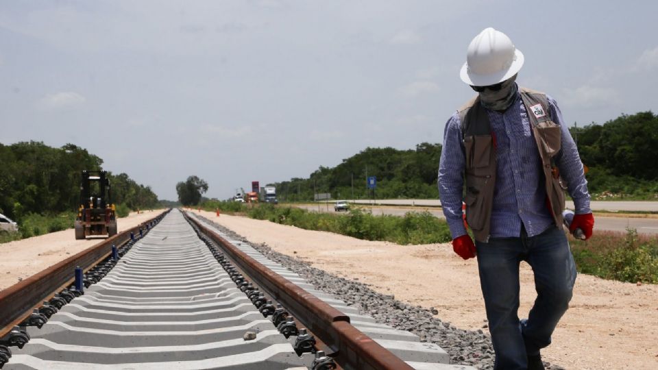 Trabajadores realizan acomodo y armado de las vías férreas en el Tramo 3 del Tren Maya.