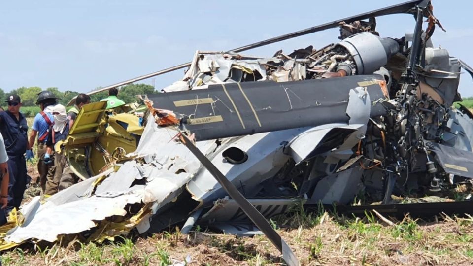 Un helicóptero en el que viajaban 14 elementos de la Secretaría de Marina se desplomó en las inmediaciones del aeropuerto de Los Mochis hace unos días