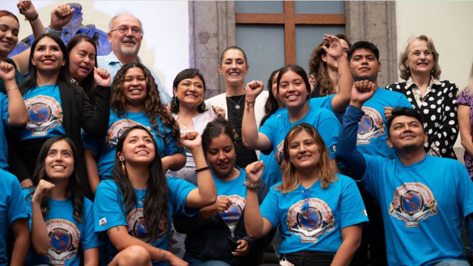 Jefa de Gobierno de la Ciudad de México, Claudia Sheinbaum, con  60 jóvenes mexicanos dreamers.