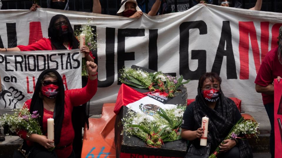 Integrantes del SutNotimex en huelga por las acciones de Sanjuana Martínez