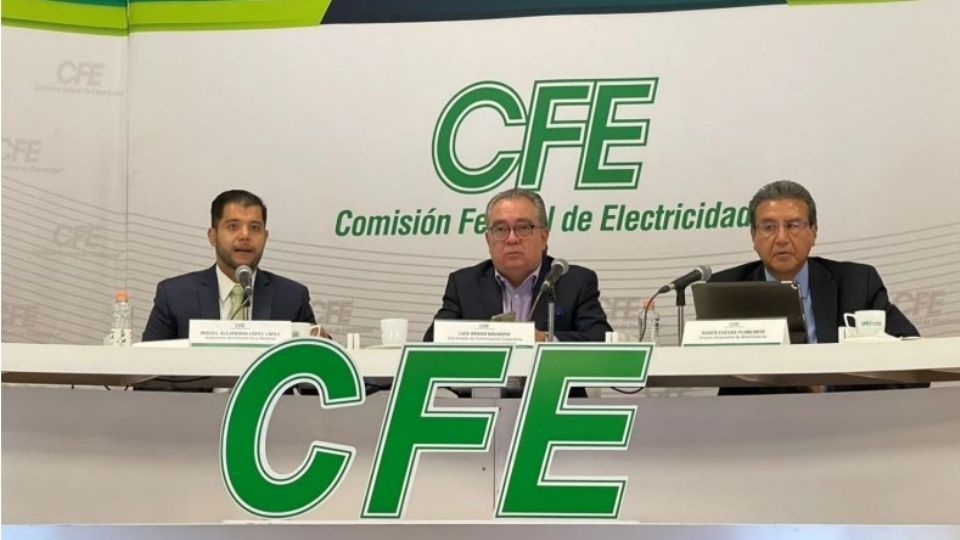 Funcionarios de CFE en rueda de prensa.