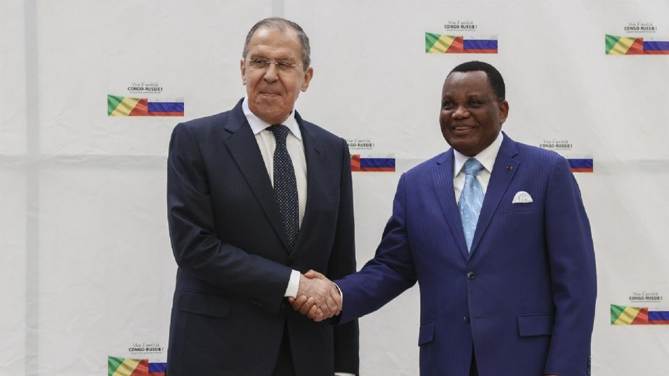 Serguéi Lavrov, ministro de exteriores de Rusia con Dénis Sassou, presidente congoleño