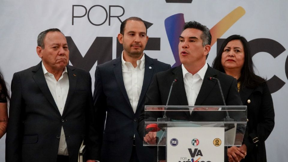 Jesús Zambrano, Marko Cortés y Alejandro Moreno Cárdenas durante la conferencia de la Coalición Va Por México.