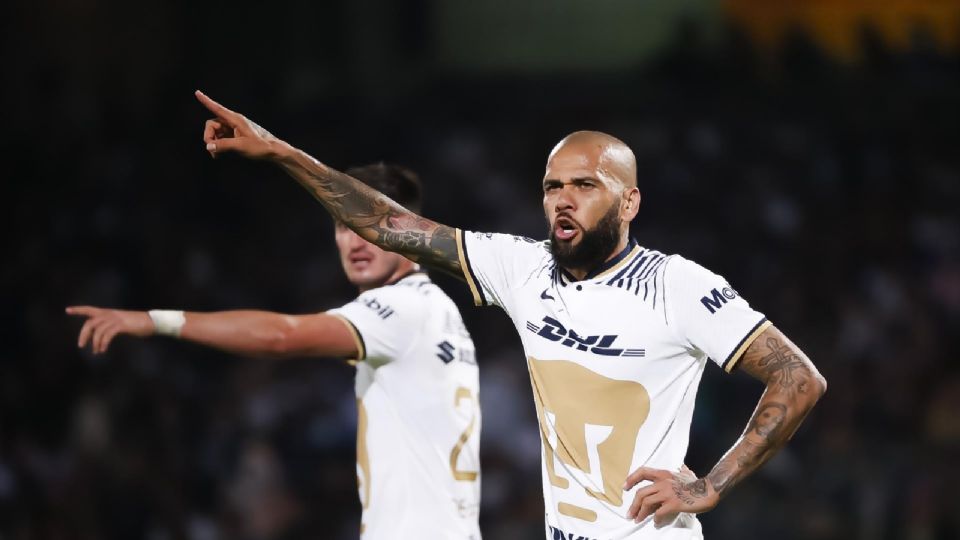 Dani Alves en su primer partido con Pumas.