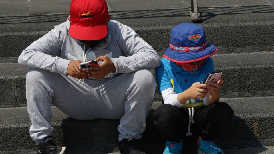 Niños con sus celulares.