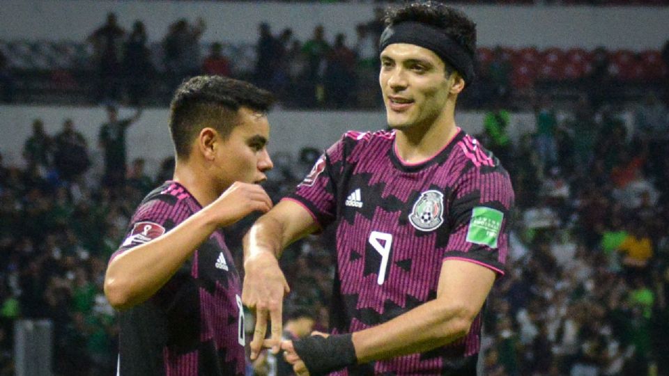Raúl Jiménez festeja su anotación frente a El Salvador, en partido correspondiente a las eliminatorias rumbo a la Copa del Mundo Qatar 2022.