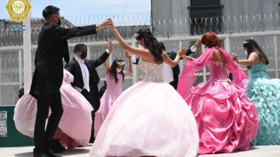 En el Centro Femenil de Reinserción Social Santa Martha Acatitla, 16 hijas y un hijo de mujeres privadas de la libertad, celebraron sus XV años junto a sus familias.