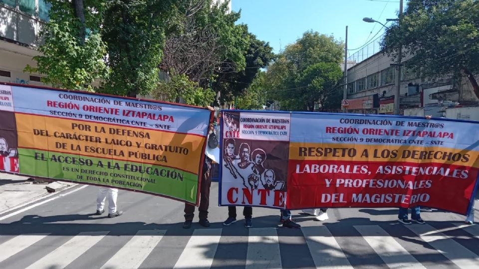 Integrantes del CNTE marcharon por varias calles en el Centro Histórico.