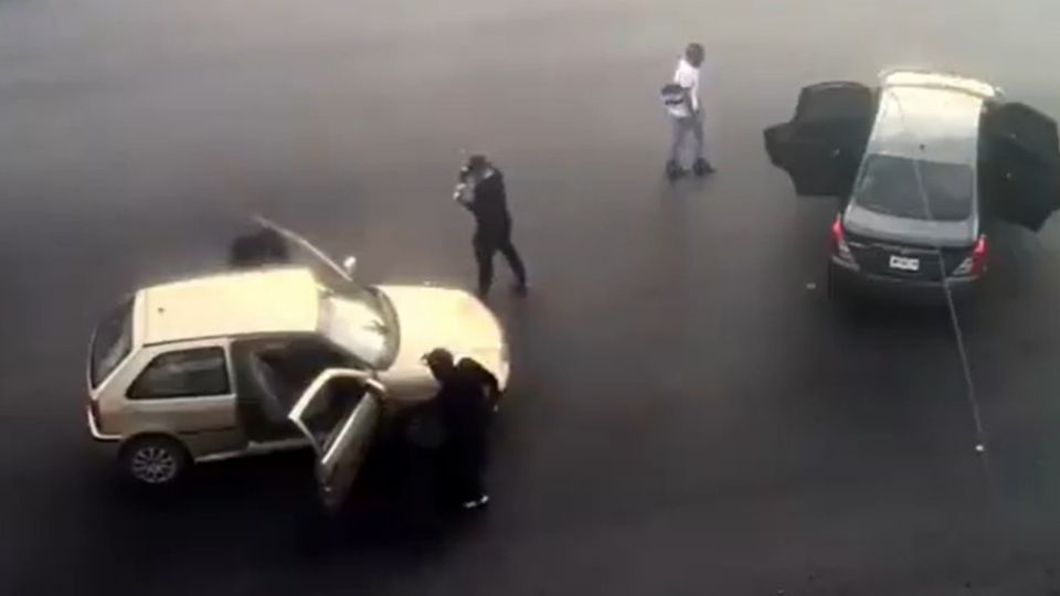 Momento exacto en que hombres armados incendian un vehículo en Guadalajara: VIDEO.