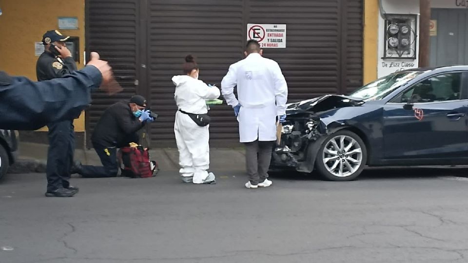 El auto que atropelló a los policías fue abandonado calles adelante del lugar del accidente.