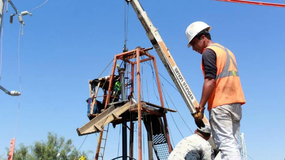 Continúan las labores para rescatar a 10 mineros atrapados en Sabinas.