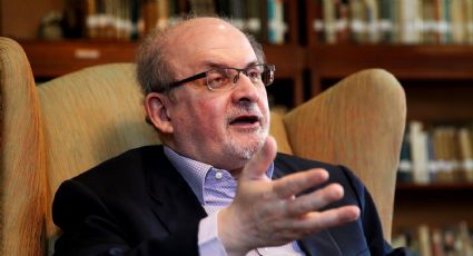 Bajo respiración asistida, el escritor Salman Rushdie se mantiene con vida, declara su representante