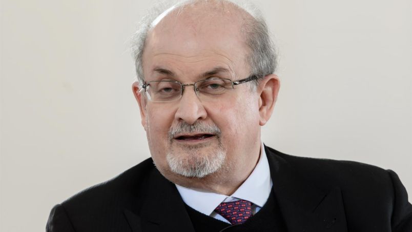 Salman Rushdie y su libro 'Los versos satánicos' siguen provocando fuertes sentimientos en algunos sectores.